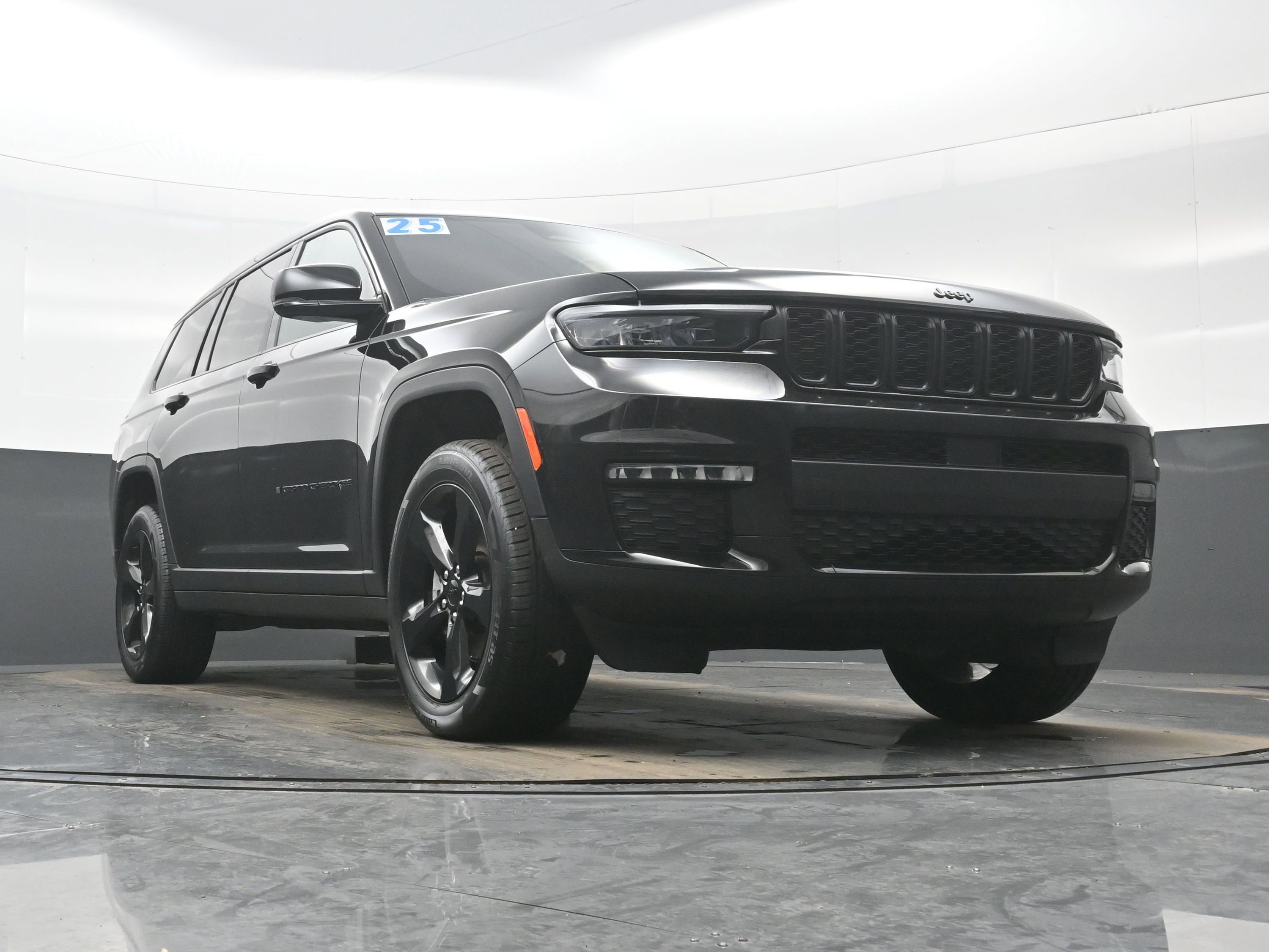 Used 2025 Jeep Grand Cherokee L Limited w/ Black Appearance Package image 32