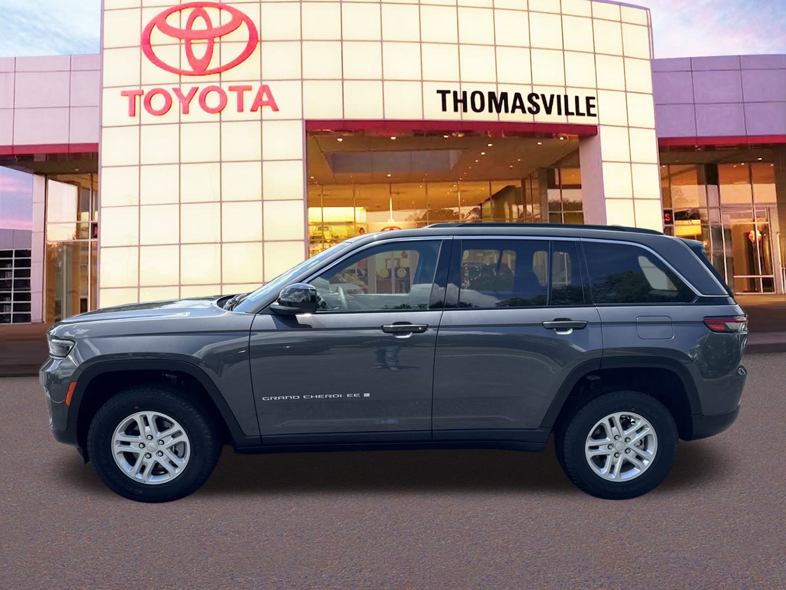 Used 2024 Jeep Grand Cherokee Laredo image 8