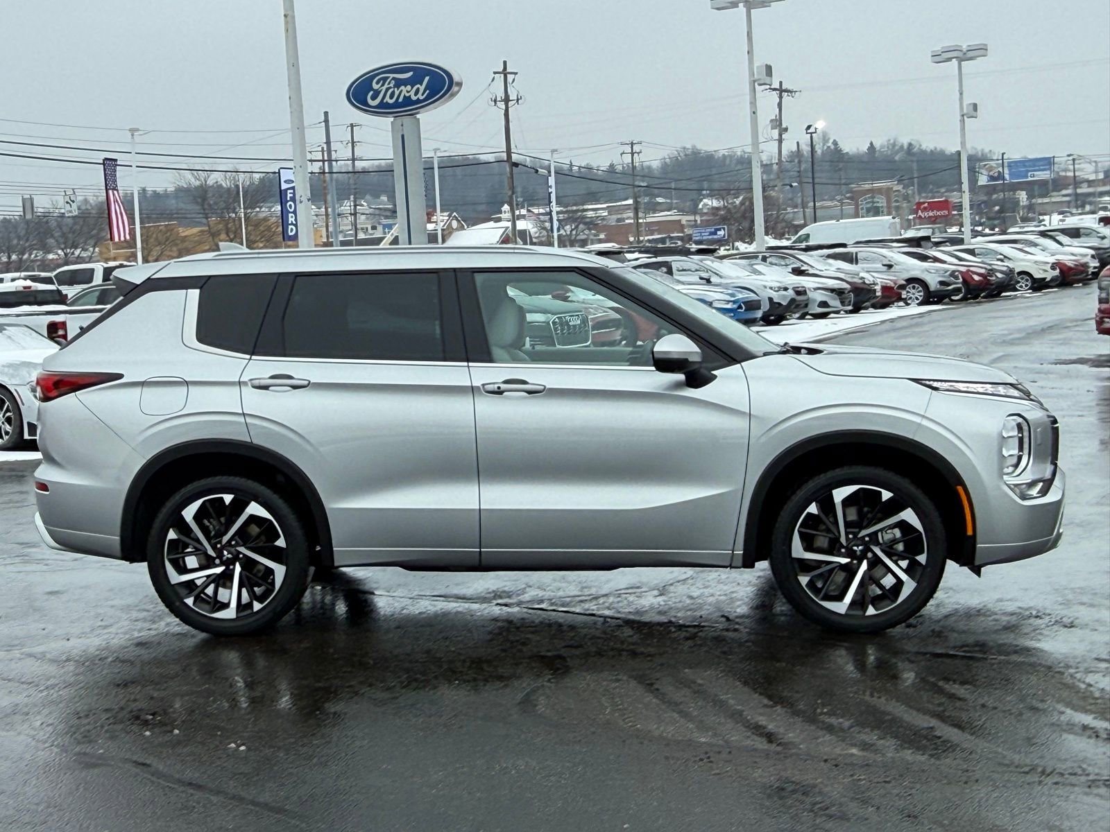 Used 2023 Mitsubishi Outlander SEL image 2