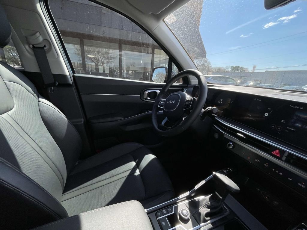 Certified 2025 Kia Sorento S w/ Panoramic Sunroof Package image 17