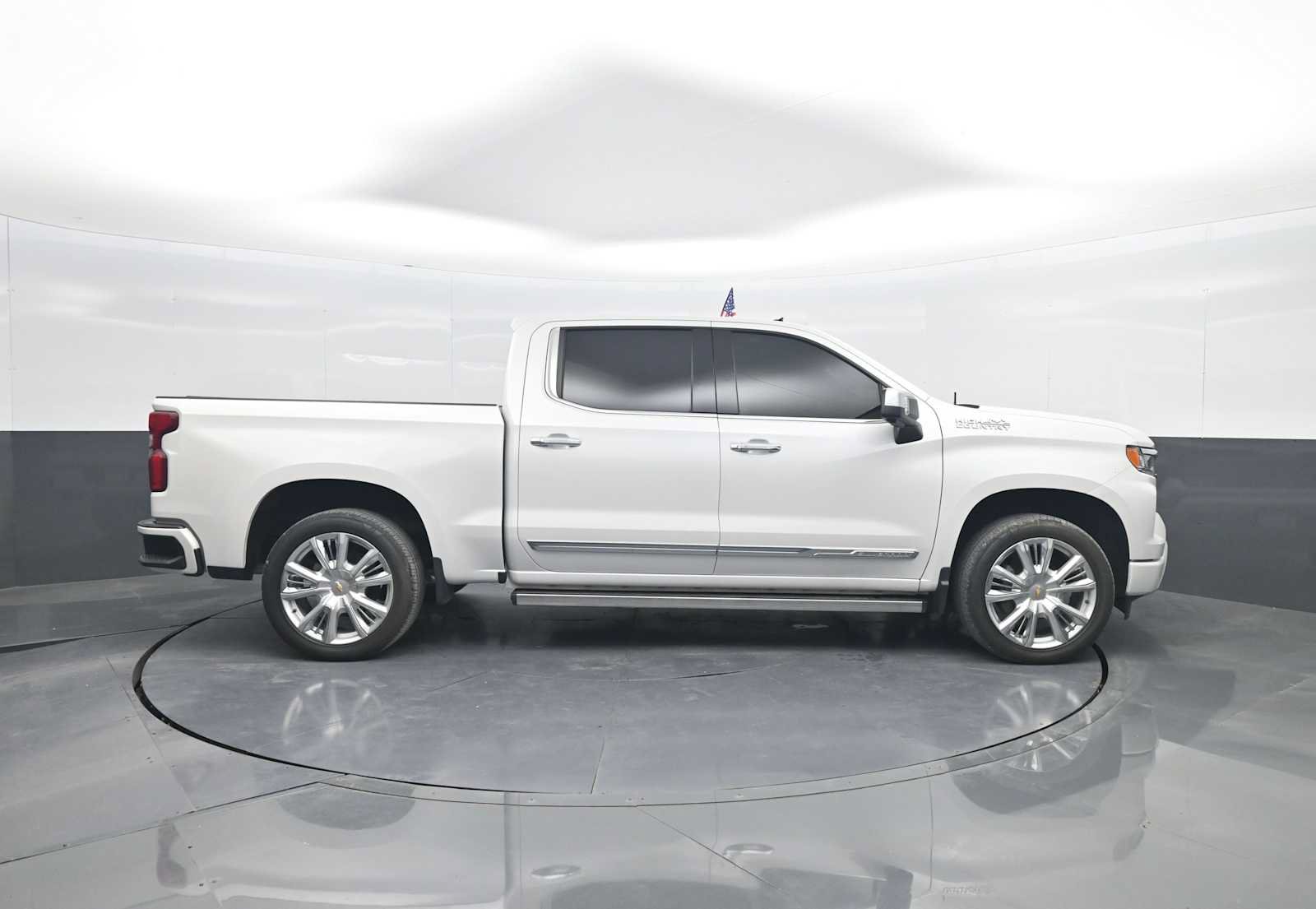 Used 2024 Chevrolet Silverado 1500 High Country w/ High Country Premium Package AWD/4WD image 9