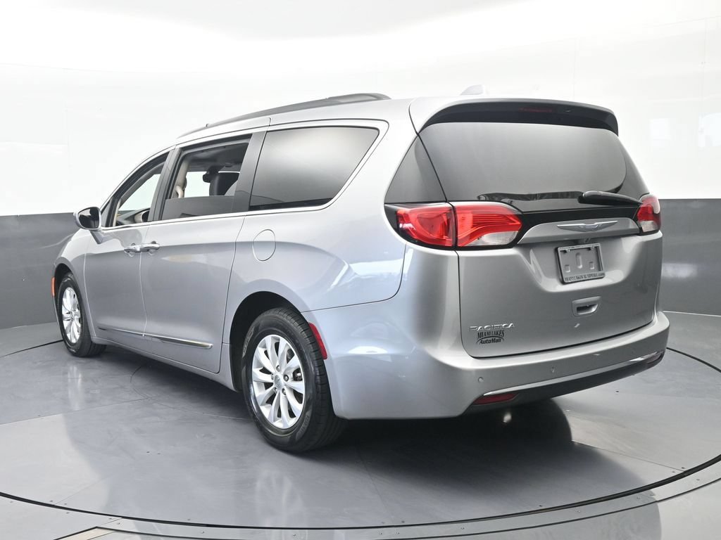 Used 2017 Chrysler Pacifica Touring-L FWD image 4