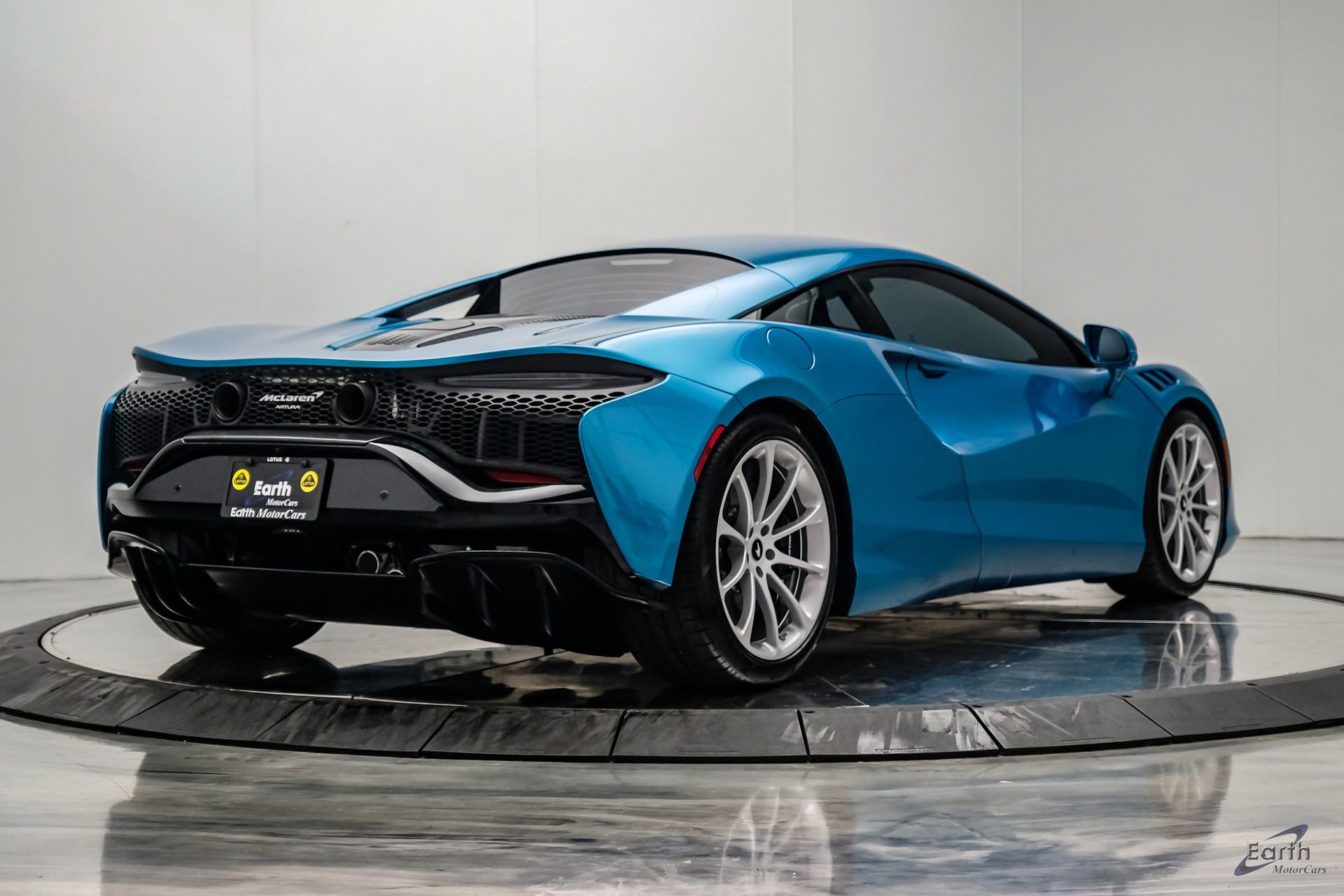 Used 2024 McLaren Artura RWD image 20