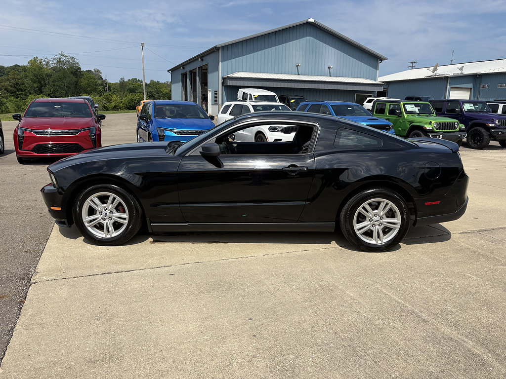 Used 2010 Ford Mustang Coupe RWD image 2