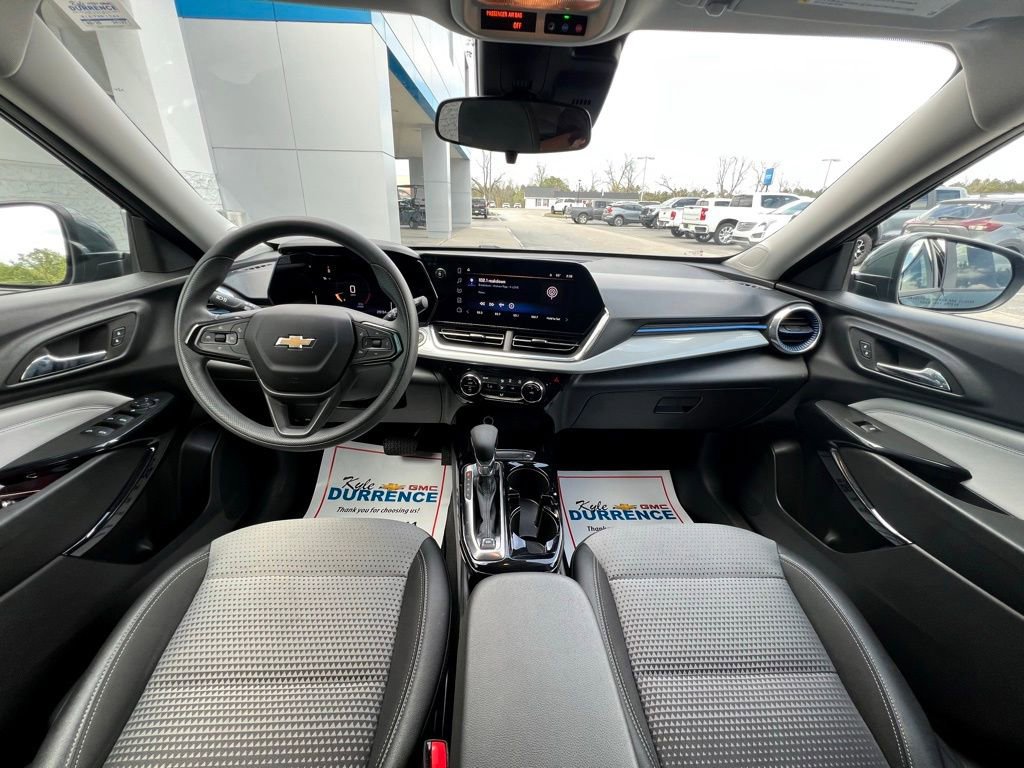 Used 2025 Chevrolet Trax LT image 2