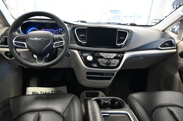 Used 2024 Chrysler Pacifica Touring-L FWD image 14