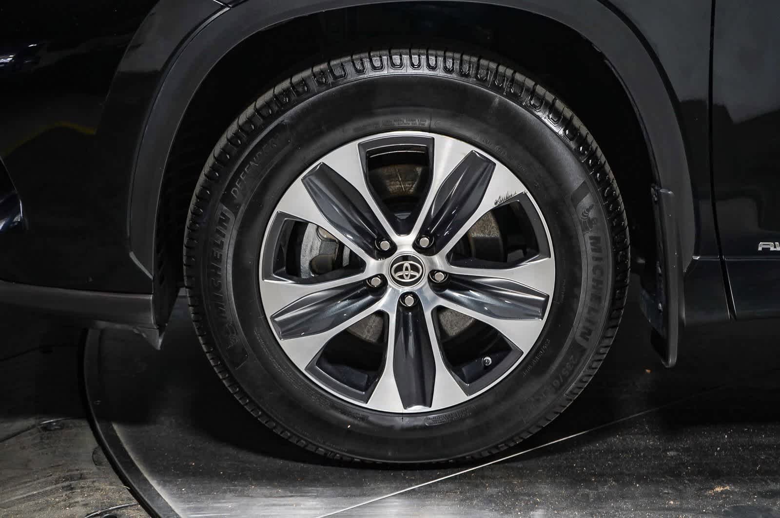 Used 2022 Toyota Highlander XLE image 4