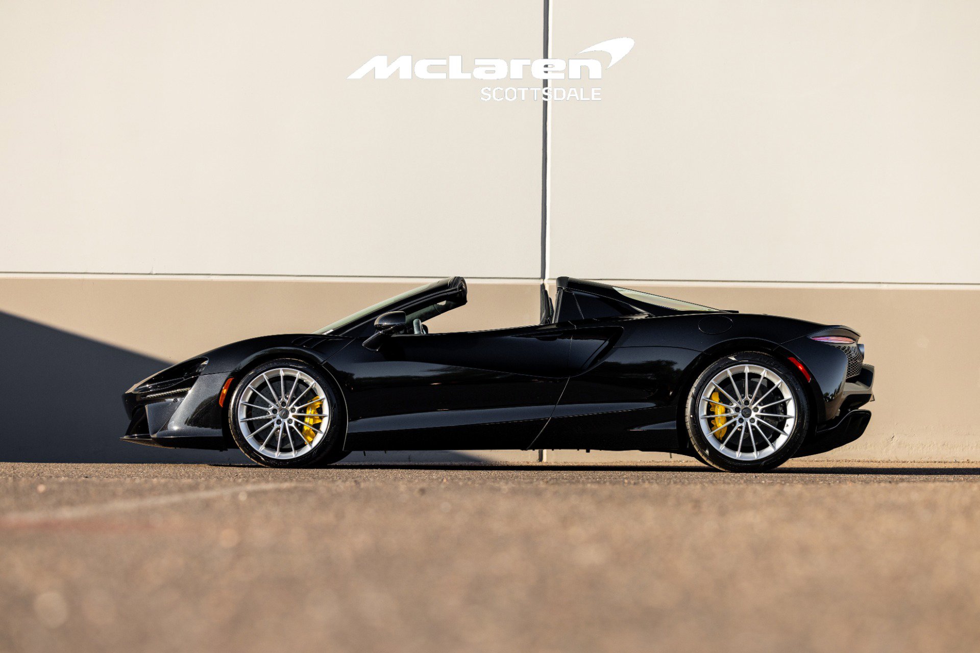 Used 2025 McLaren Artura Spider image 6