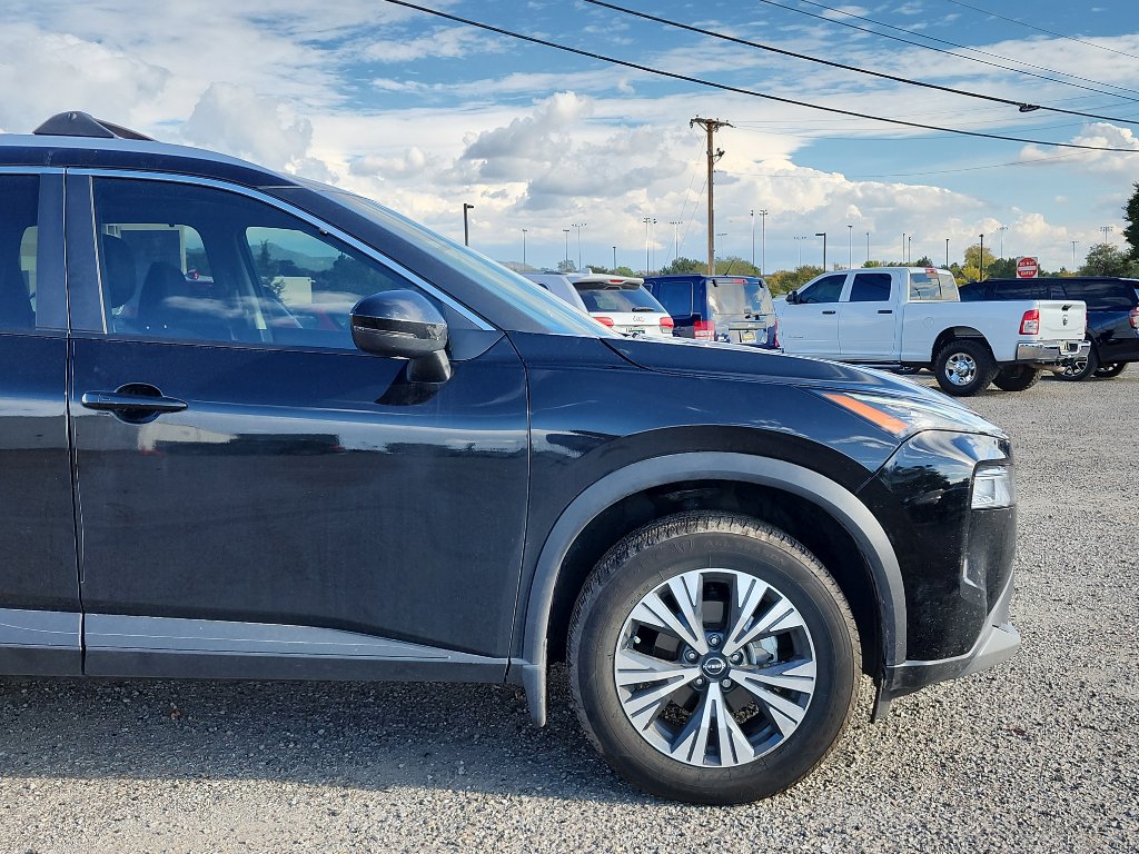 Used 2022 Nissan Rogue SV w/ SV Premium Package image 4