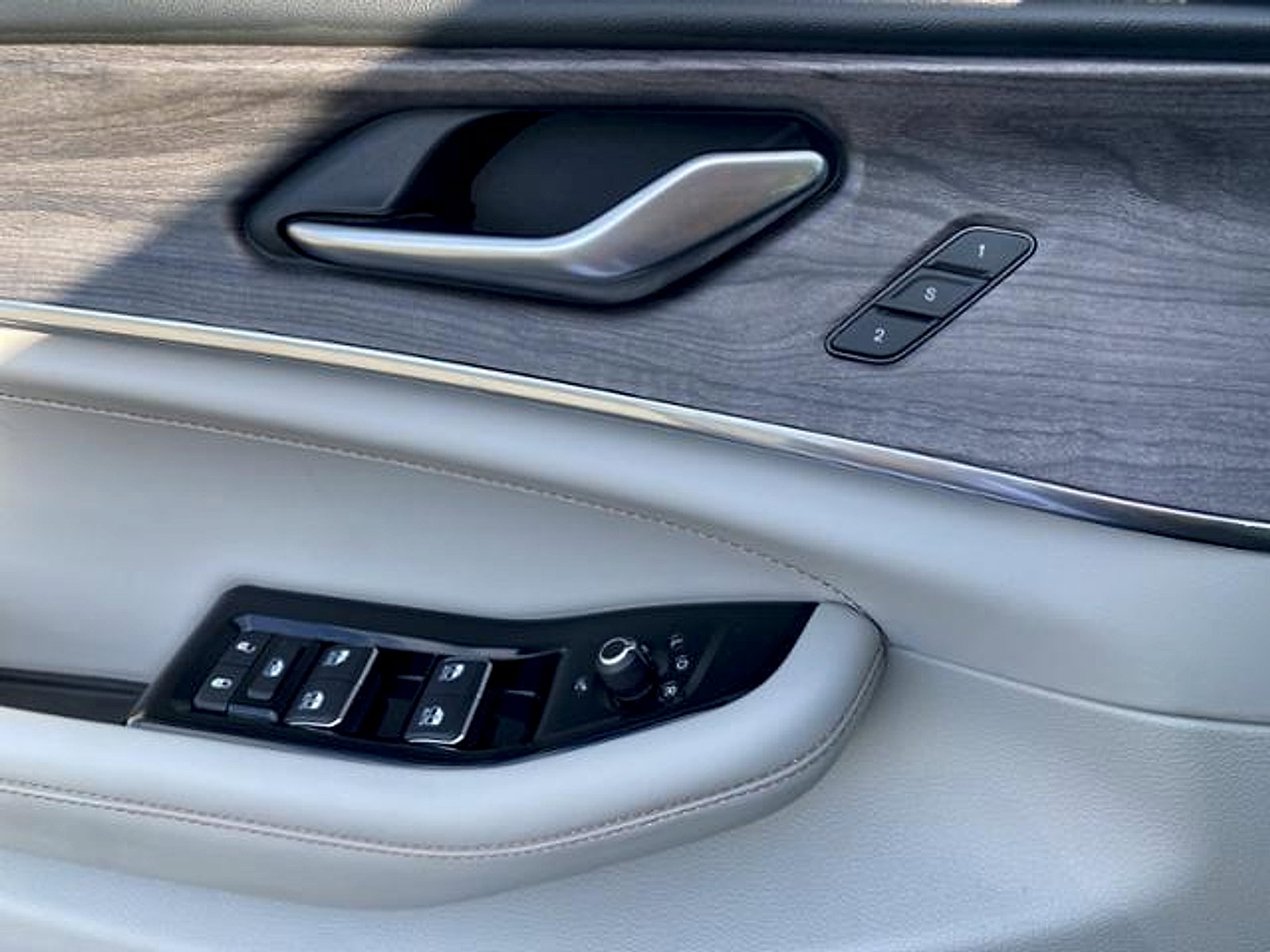 Used 2022 Jeep Grand Cherokee Overland RWD image 22