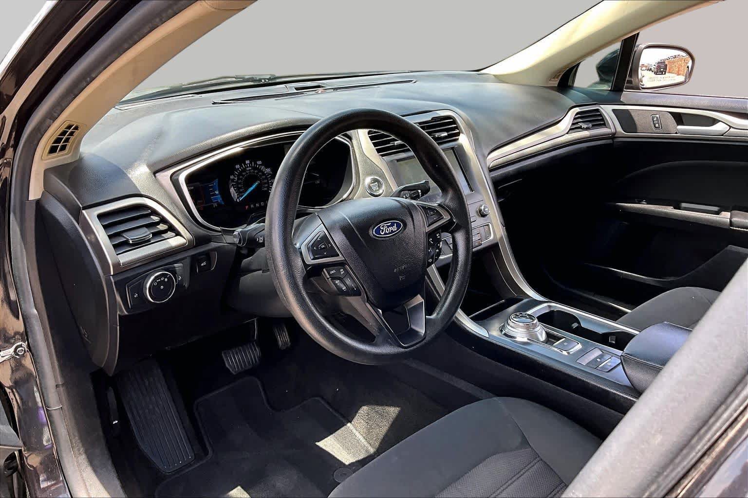 Used 2020 Ford Fusion SE FWD image 17