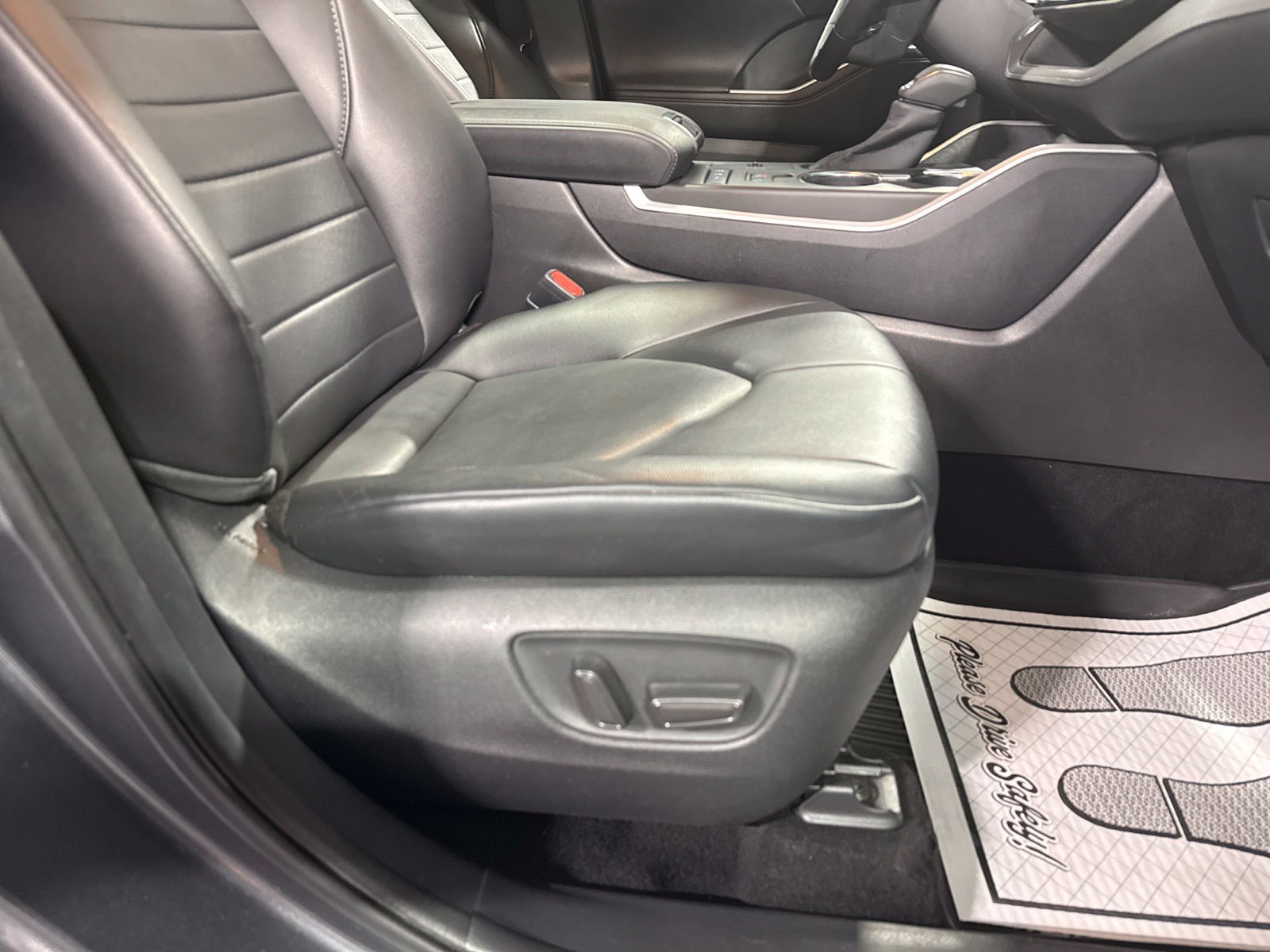 Used 2020 Toyota Highlander XLE AWD/4WD image 14