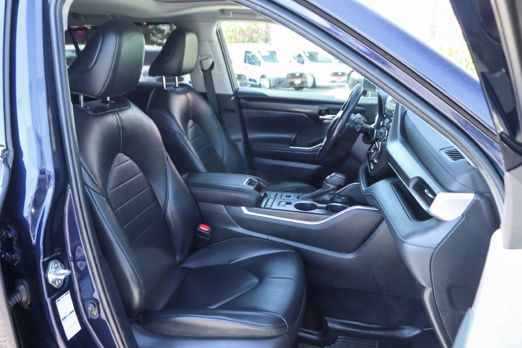 Used 2022 Toyota Highlander XLE AWD/4WD image 42
