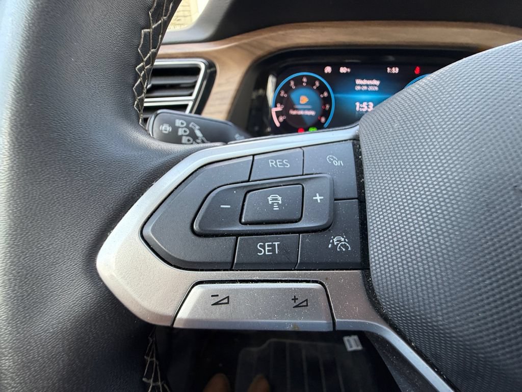 Used 2025 Volkswagen Atlas SE AWD/4WD image 16