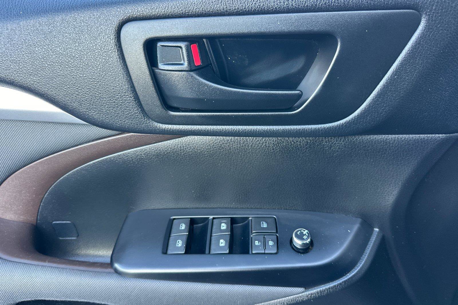 Used 2018 Toyota Highlander LE w/ Carpet Mat Package (TMS) image 10