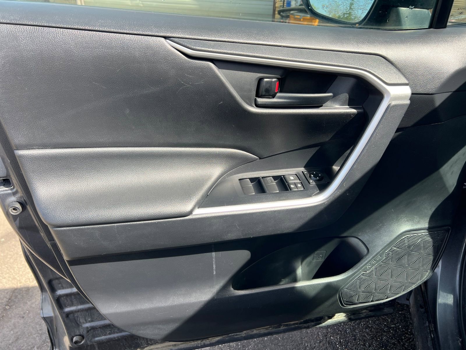 Used 2019 Toyota RAV4 LE w/ Carpet Mat Package image 19
