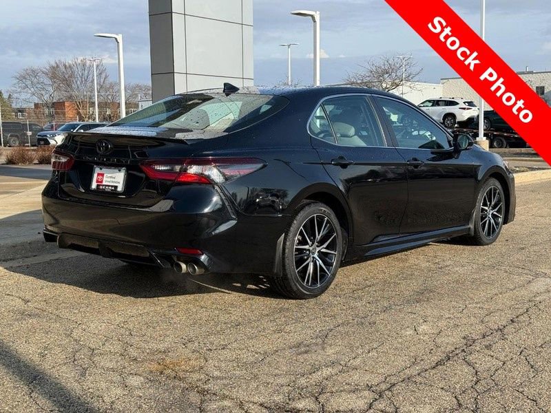 Used 2023 Toyota Camry SE w/ Cold Weather Package image 3