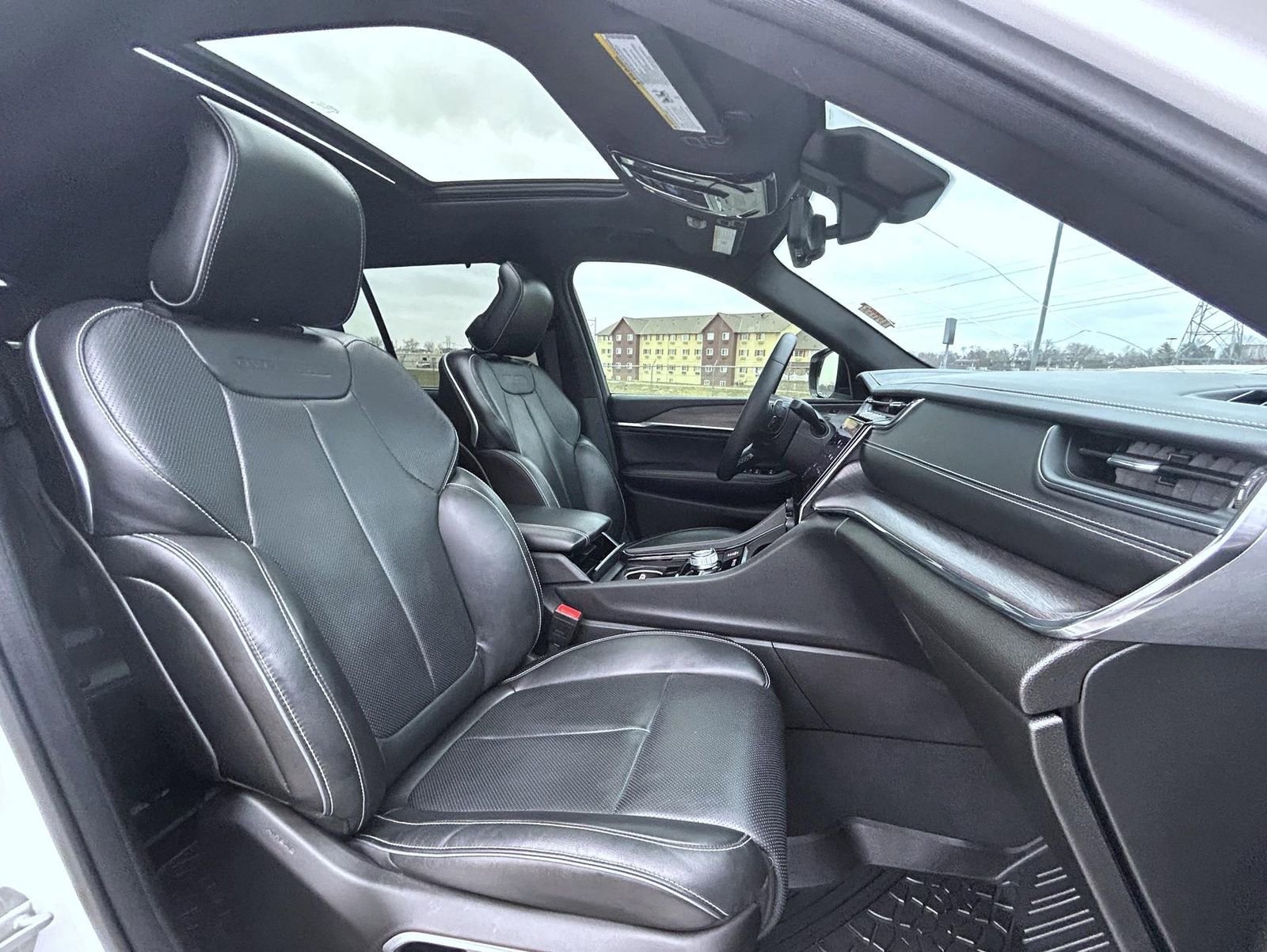 Used 2023 Jeep Grand Cherokee Overland w/ Luxury Tech Group IV image 16