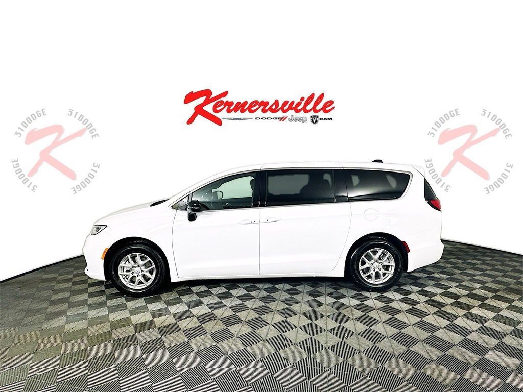 New 2026 Chrysler Pacifica Select image 4