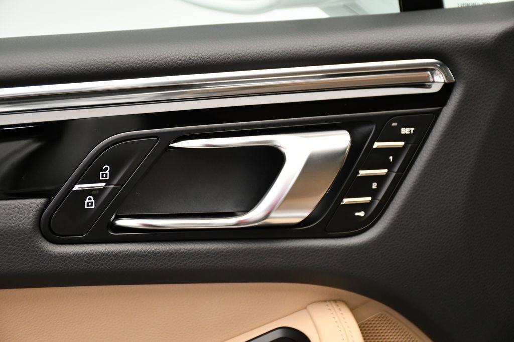 Certified 2025 Porsche Macan image 35