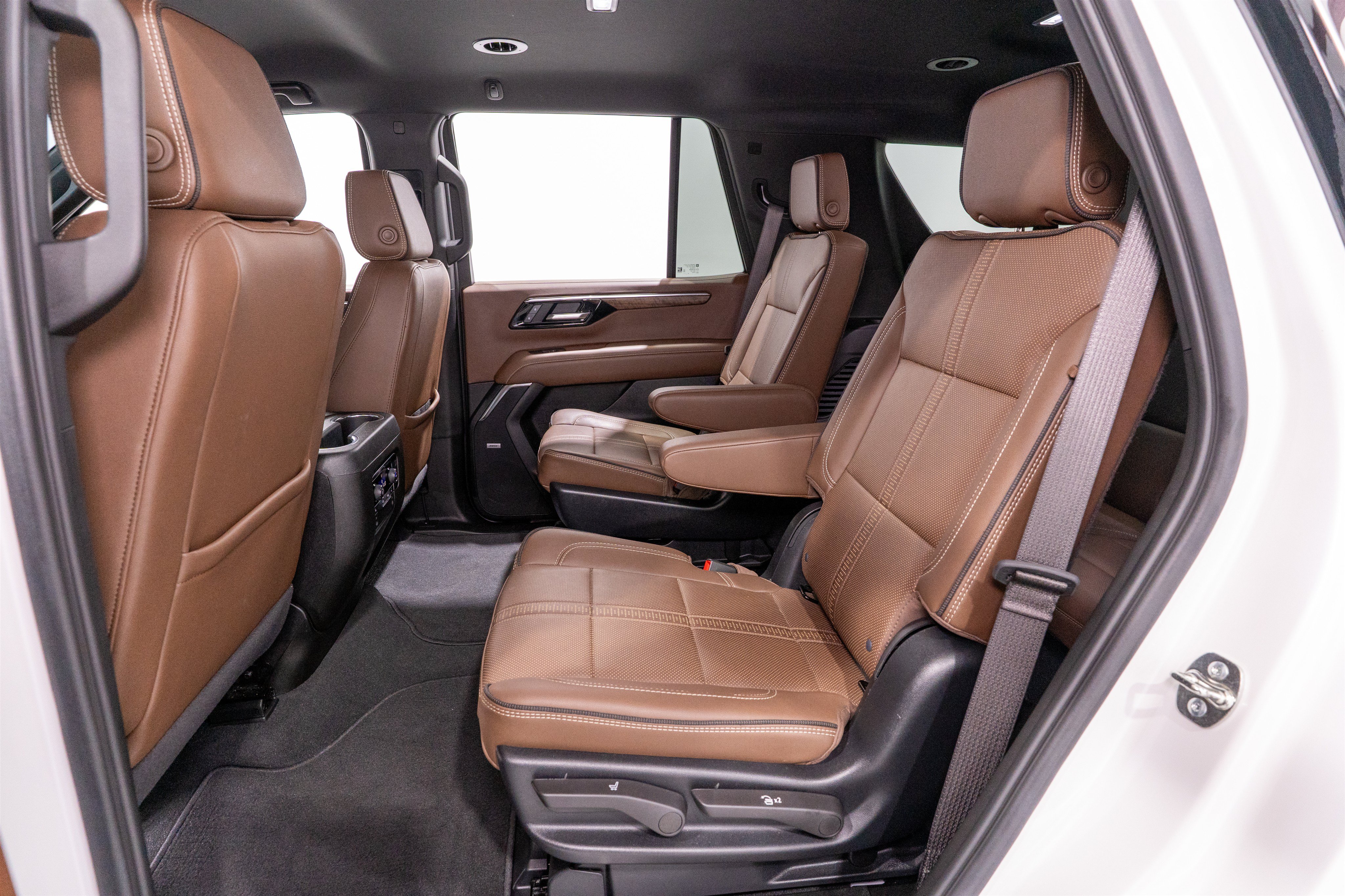 Used 2025 Chevrolet Tahoe High Country w/ LPO, Illumination Package AWD/4WD image 32