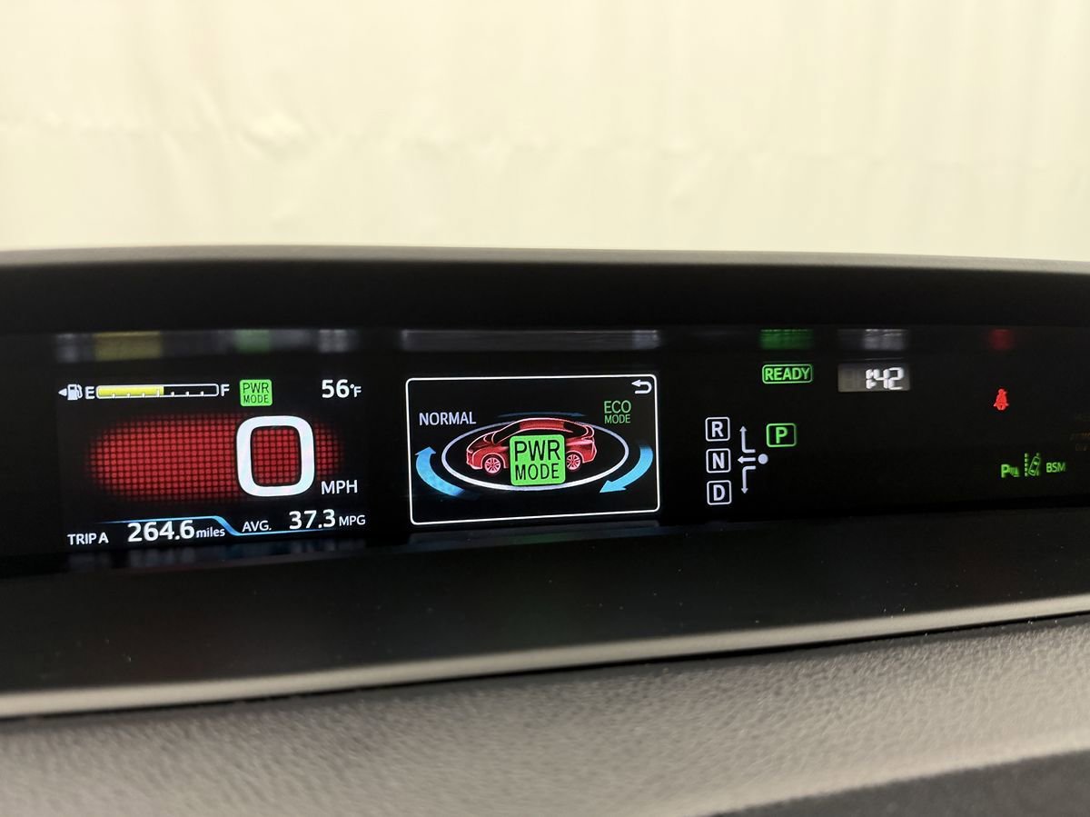 Used 2018 Toyota Prius Three Touring w/ Appearance Package FWD image 17