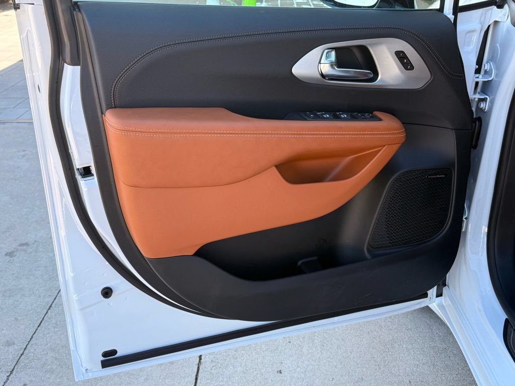 New 2026 Chrysler Pacifica Pinnacle FWD image 29