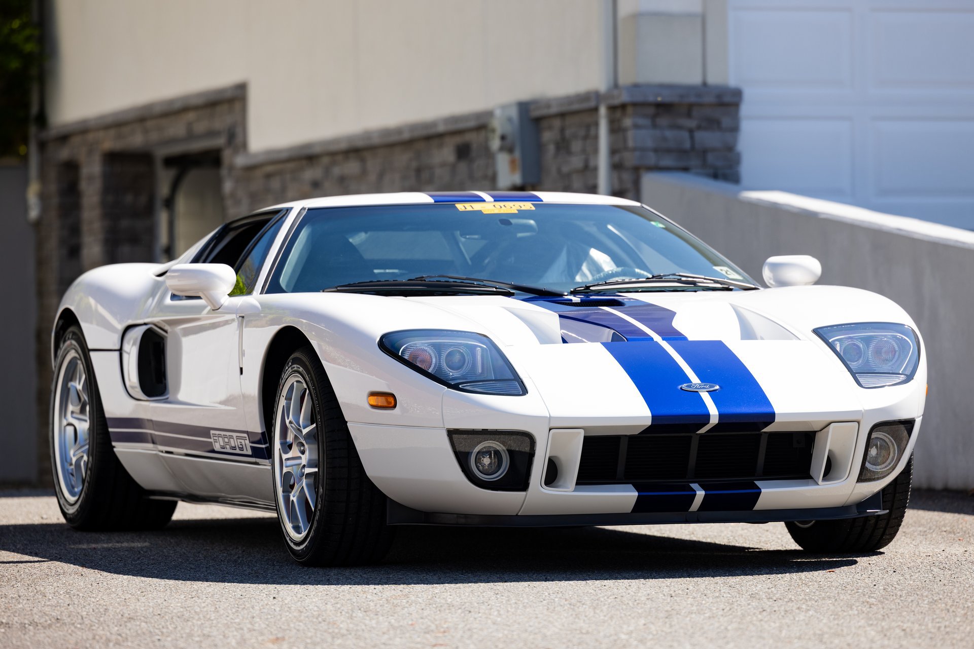 Used 2006 Ford GT RWD image 16