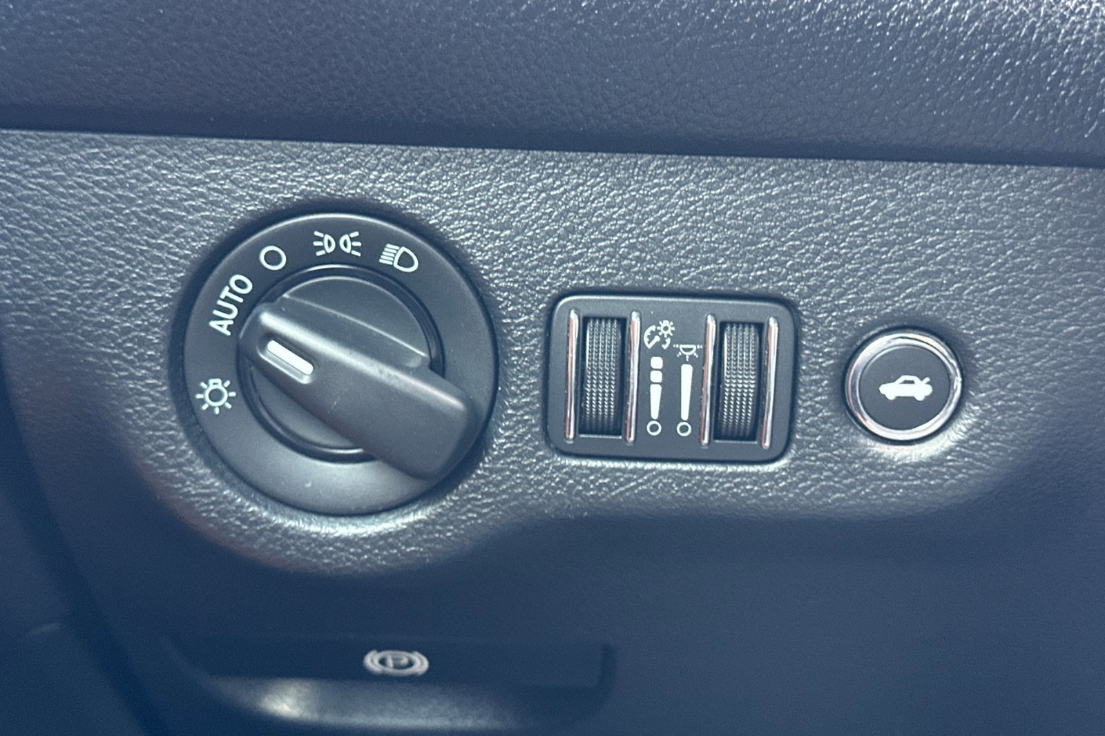 Used 2015 Dodge Challenger SRT Hellcat image 42