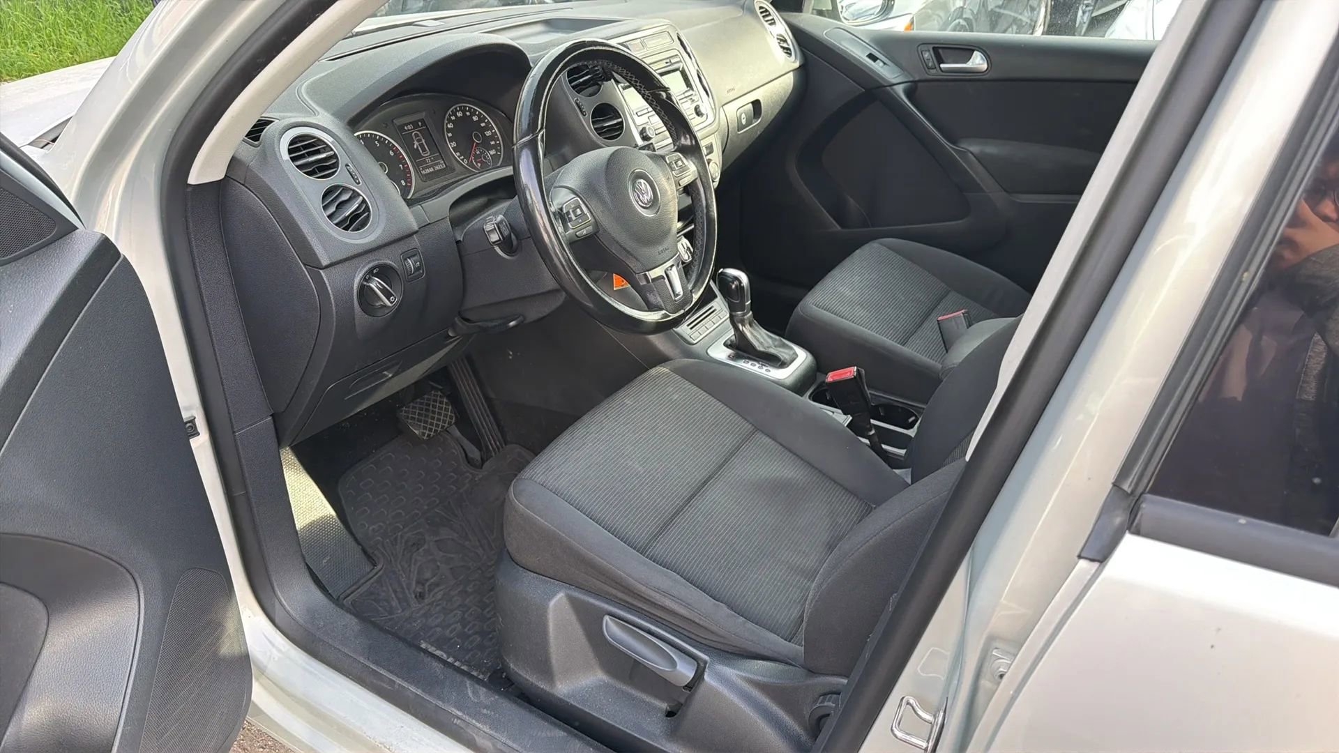 Used 2013 Volkswagen Tiguan S image 2