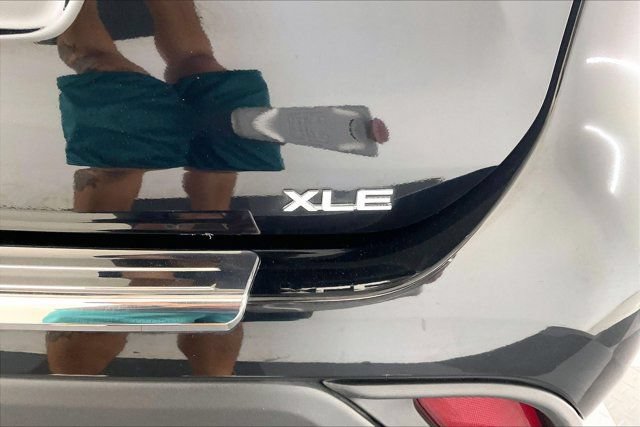 Used 2024 Toyota Highlander XLE FWD image 7