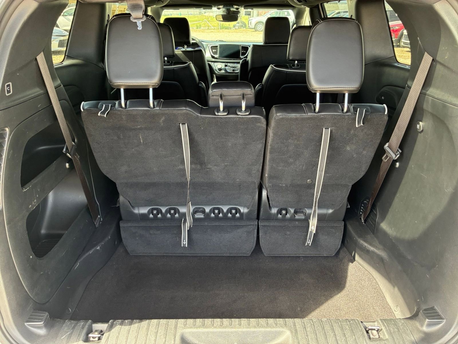 Used 2025 Chrysler Pacifica Limited image 31