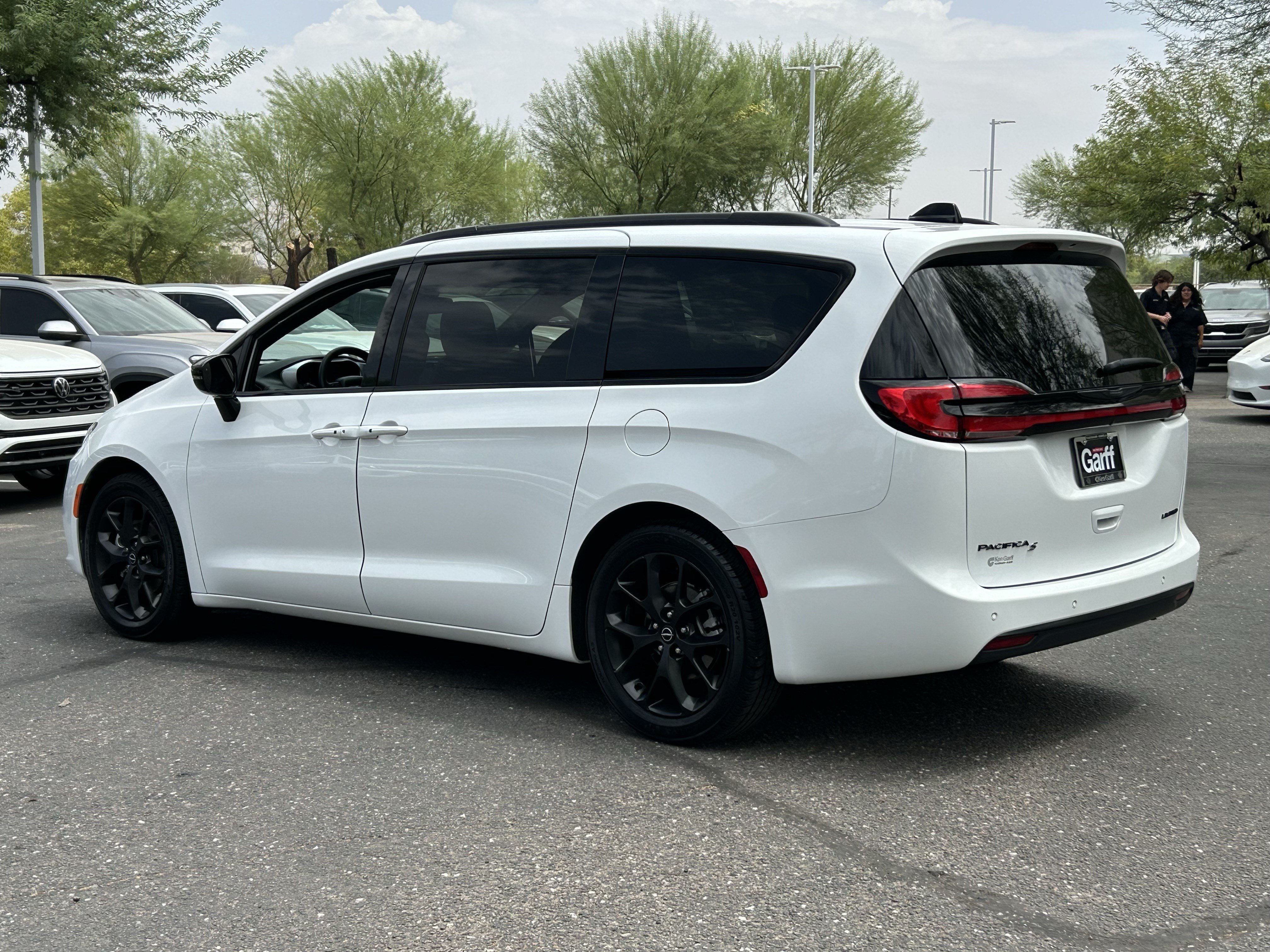 Used 2025 Chrysler Pacifica Limited FWD image 3