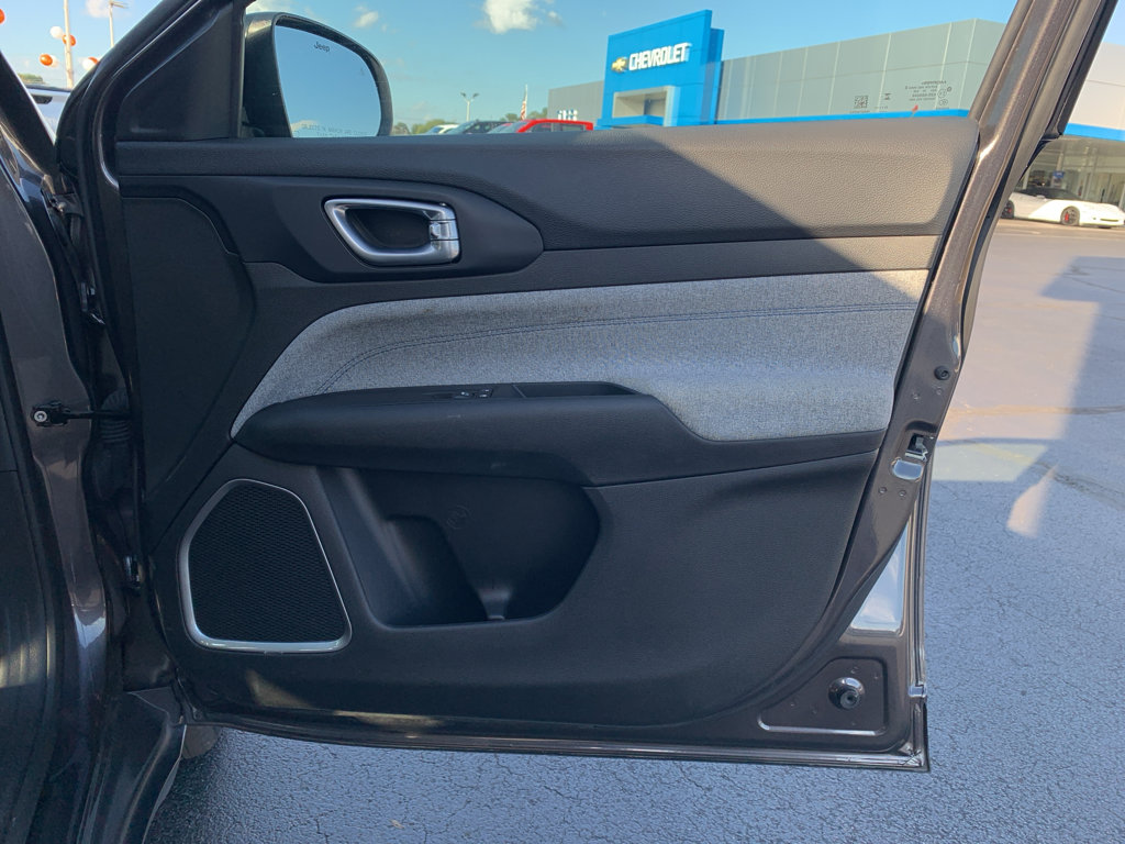 Used 2024 Jeep Compass Latitude image 29