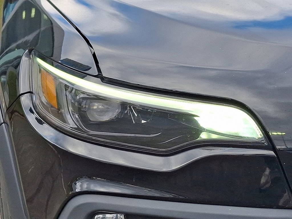 Used 2022 Jeep Cherokee Trailhawk image 10