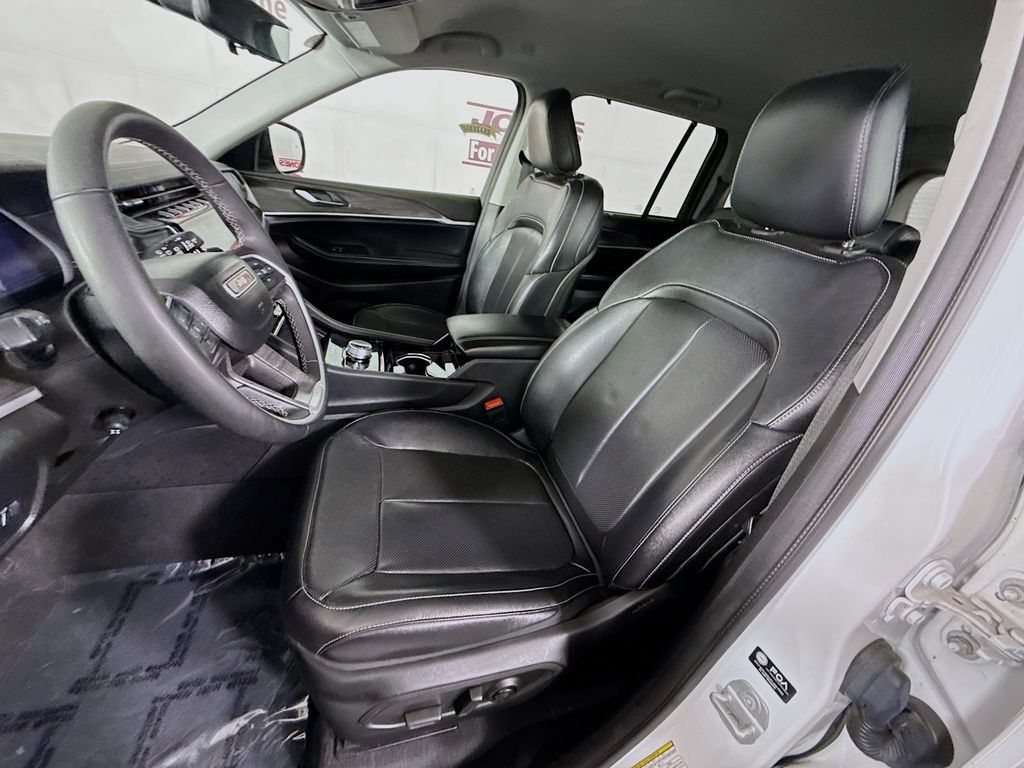 Used 2023 Jeep Grand Cherokee Limited w/ Luxury Tech Group II AWD/4WD image 26