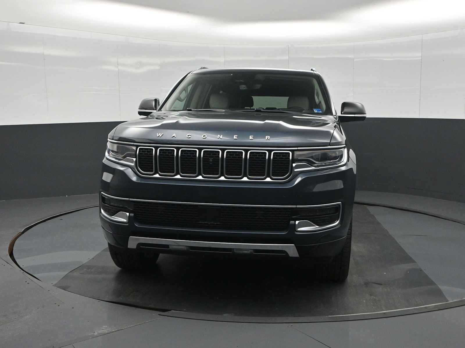 Used 2023 Jeep Wagoneer L Series III w/ Premium Group I AWD/4WD image 2
