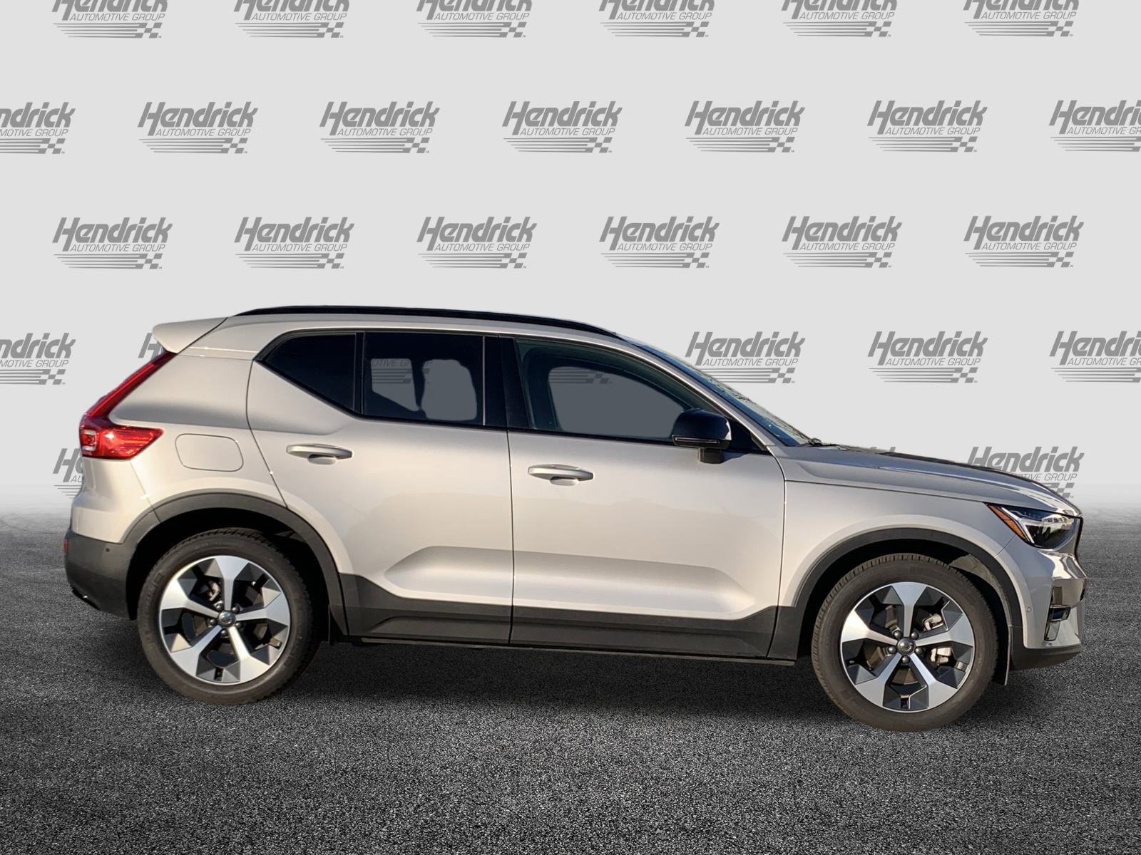 Used 2025 Volvo XC40 B5 Plus image 11