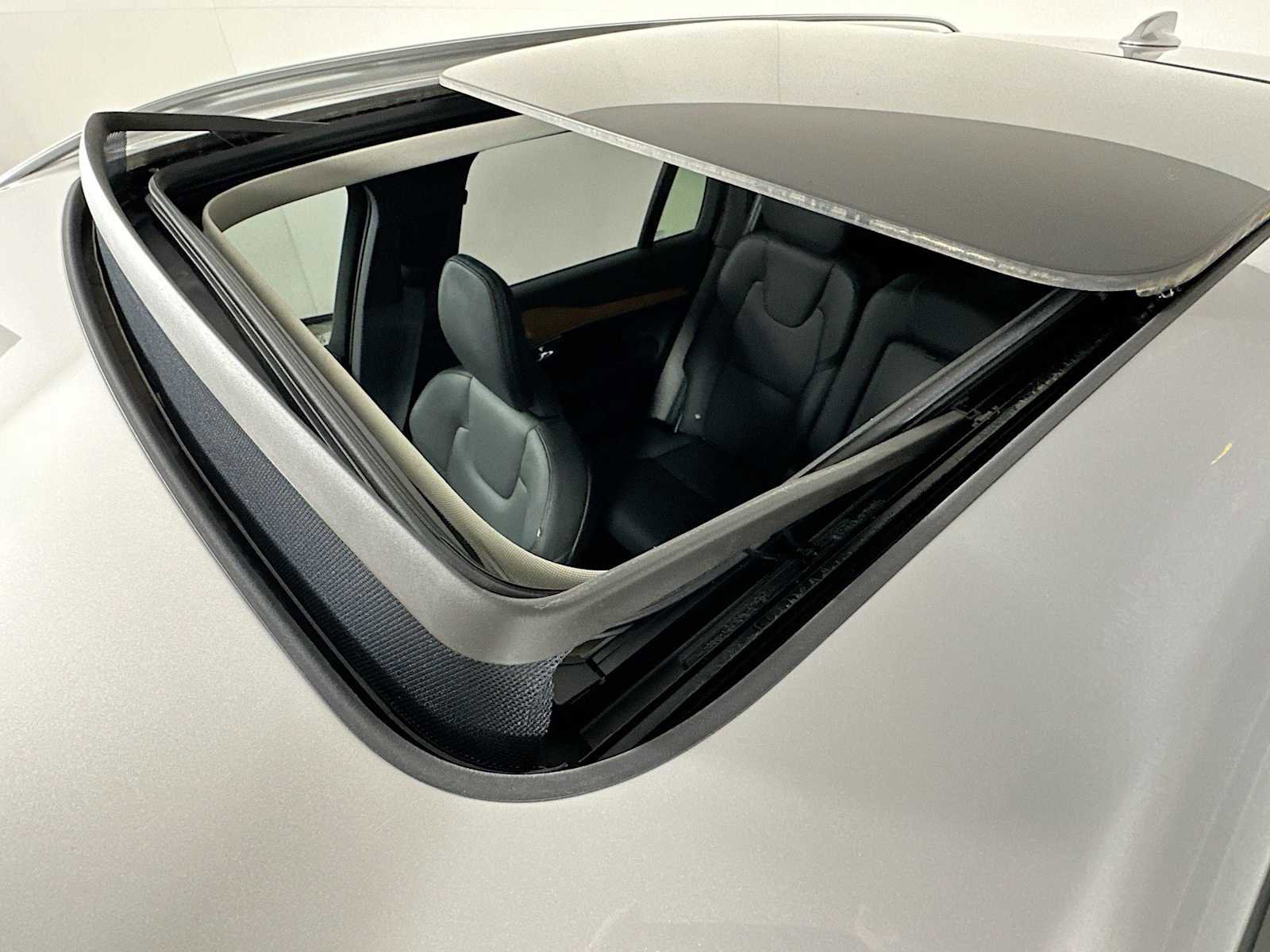 Certified 2025 Volvo XC90 T8 Plus w/ Protection Package Premier image 20