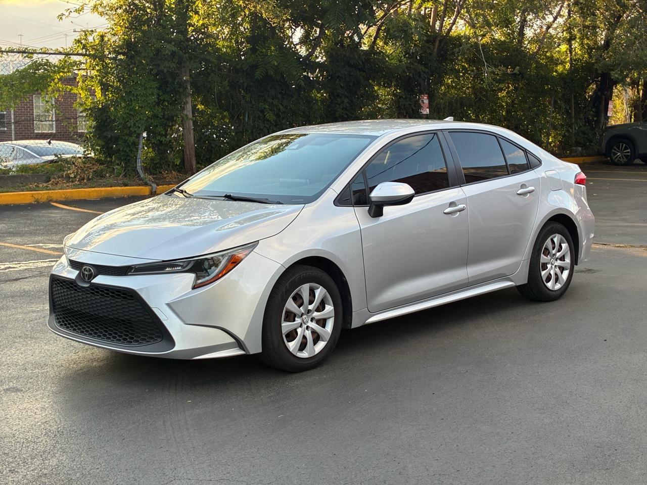 Used 2021 Toyota Corolla LE FWD image 2