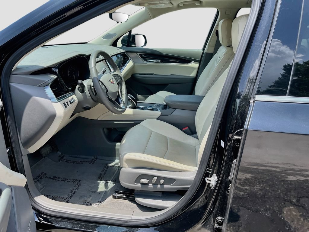 Used 2025 Cadillac XT6 Premium Luxury w/ Technology Package FWD image 22