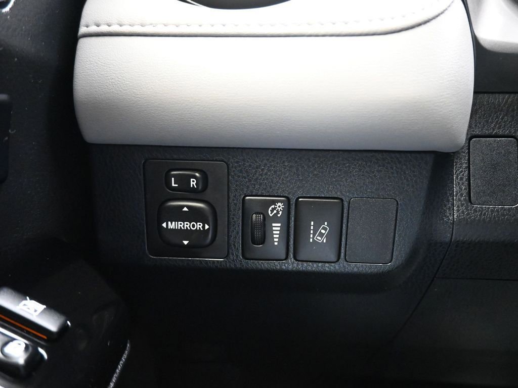 Used 2018 Toyota RAV4 Limited image 27