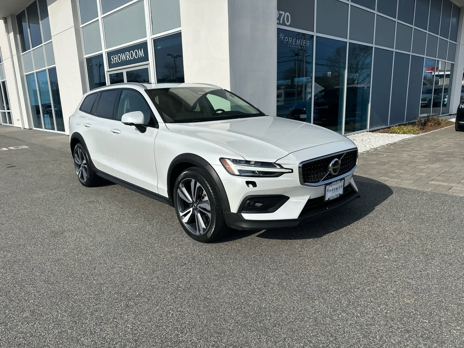 Used 2023 Volvo V60 B5 Cross Country Plus w/ Climate Package image 4