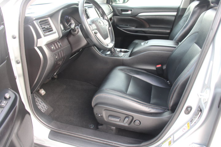 Used 2017 Toyota Highlander XLE AWD/4WD image 12