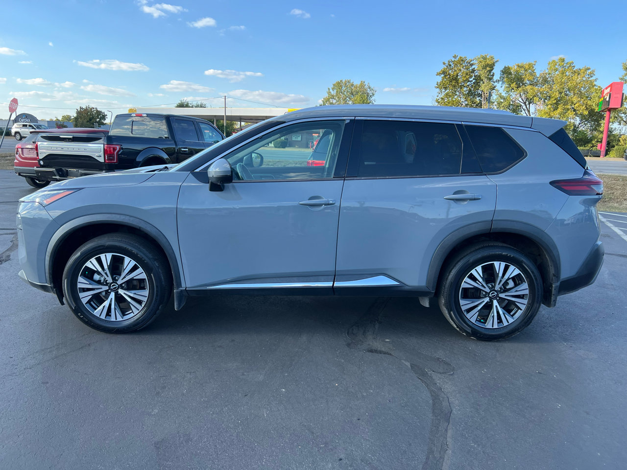Used 2021 Nissan Rogue SL w/ Premium Package image 3