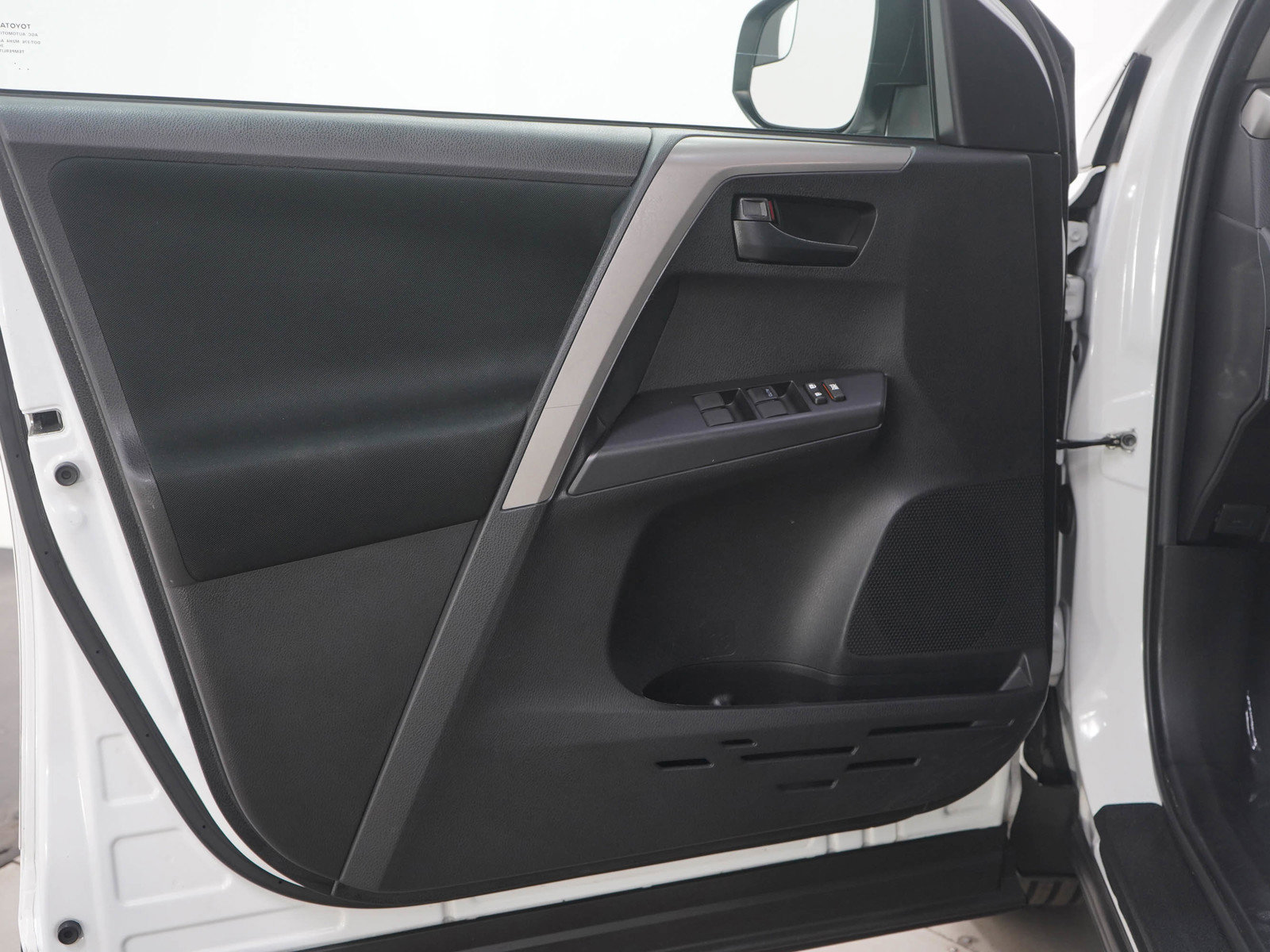 Used 2018 Toyota RAV4 LE w/ All Weather Liner Package image 19