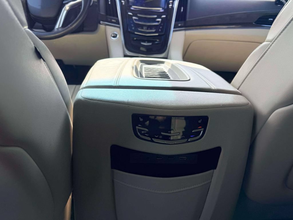 Used 2018 Cadillac Escalade Luxury AWD/4WD image 13