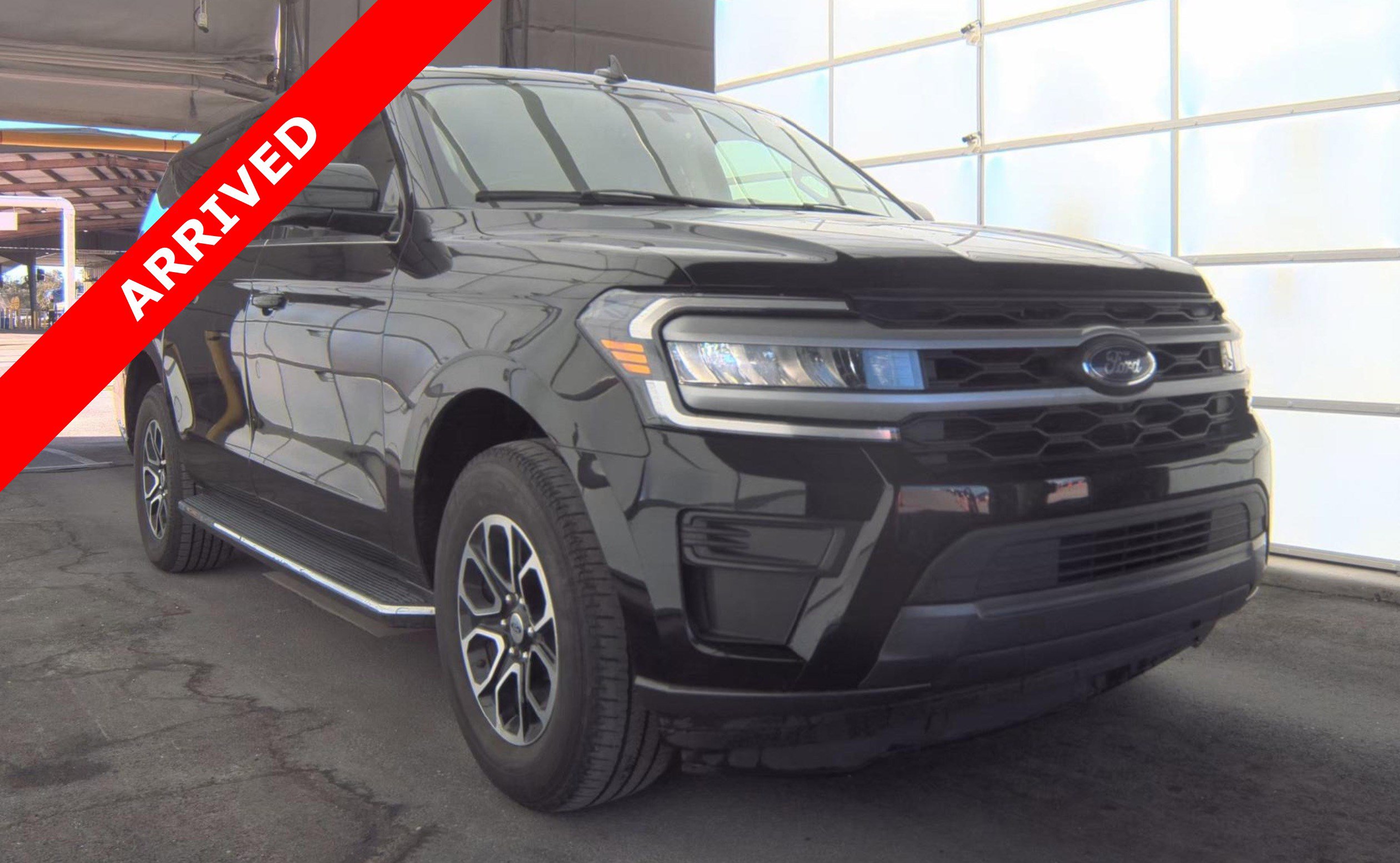 Used 2023 Ford Expedition Max XLT image 3