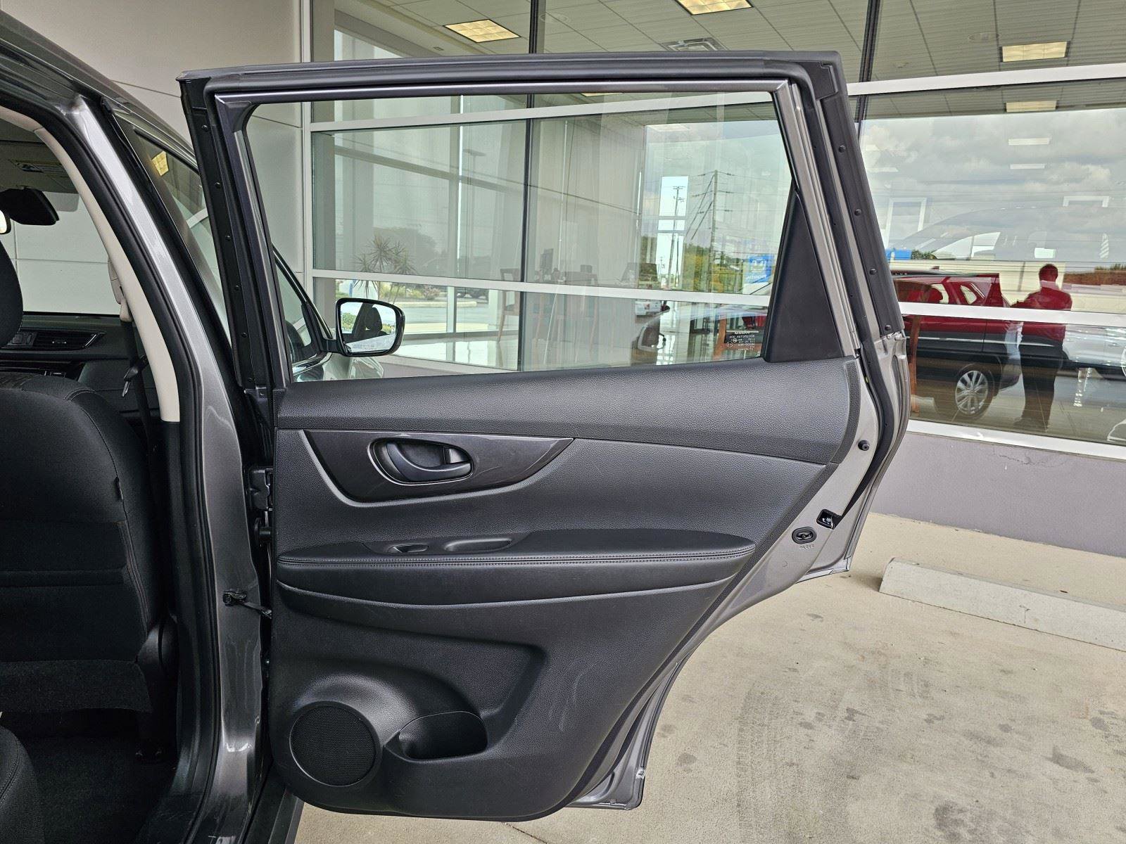 Used 2020 Nissan Rogue S image 14