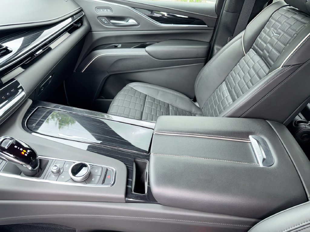 Used 2024 Cadillac Escalade ESV V w/ LPO, Floor Liner Package AWD/4WD image 23